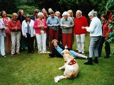 Gruppenbild mit einem Hund