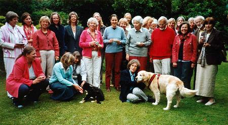 Gruppenbild mit zwei Hunden